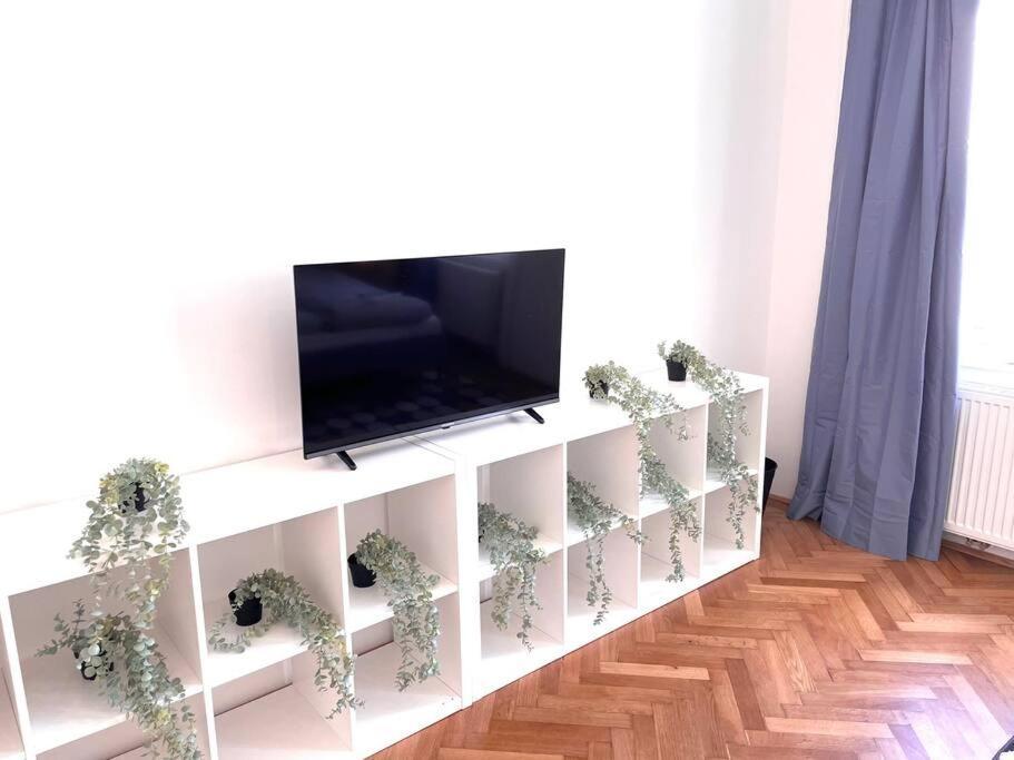 Brand New Spacious & Stylish Aptmt In City-Centre Вена Экстерьер фото